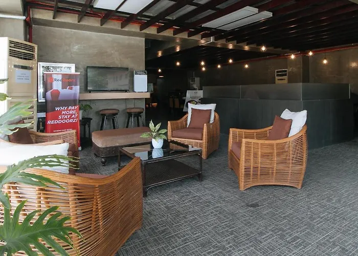 Hotel Reddoorz @ Insular Square 2*