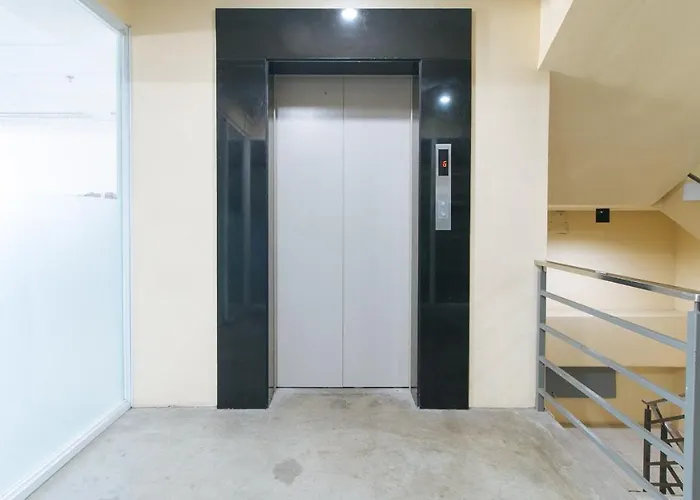 Reddoorz @ Insular Square Hotel